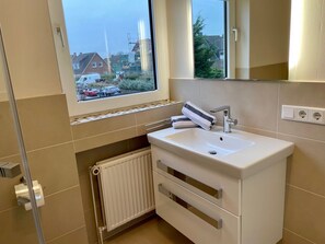 Regadera, secadora de cabello, toallas 