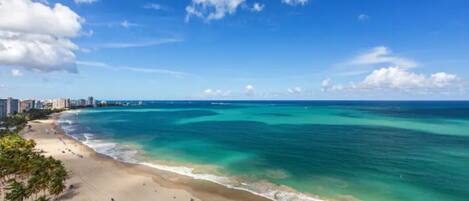 En la playa, camastros y toallas de playa