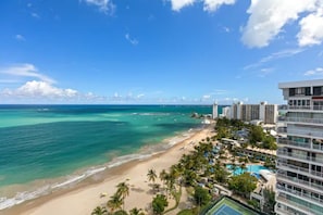 Na praia, espreguiçadeiras, toalhas de praia 
