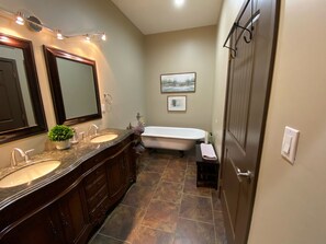 Badewanne, Haartrockner, Handtücher