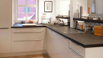 Kühlschrank, Mikrowelle, Ofen, Geschirrspüler