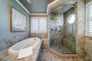 Baignoire, séchoir à cheveux, serviettes fournies, savon