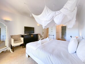 3 bedrooms, iron/ironing board, Internet, bed sheets - Luxury Ocean-Front Villa with private pool (Lagos)