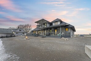 Exterior - Stunning Lakeview cottage perfect for a getaway (Blenheim)