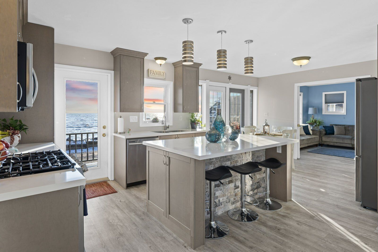 Jääkaappi, mikroaaltouuni, uuni, liesi