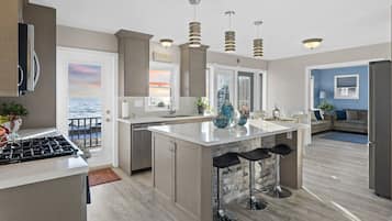 Jääkaappi, mikroaaltouuni, uuni, liesi