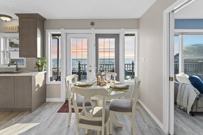 Dining - Stunning Lakeview cottage perfect for a getaway (Blenheim)