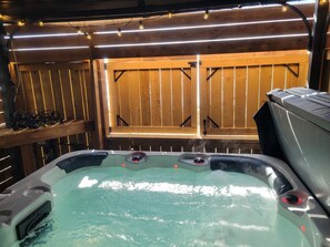 Indoor spa tub - Stunning Lakeview cottage perfect for a getaway (Blenheim)