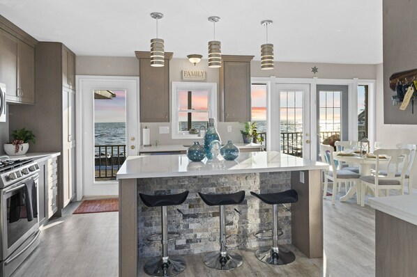 Jääkaappi, mikroaaltouuni, uuni, liesi