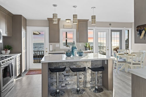 Stunning Lakeview cottage perfect for a getaway