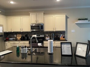 冰箱、微波炉、烤箱、炉灶