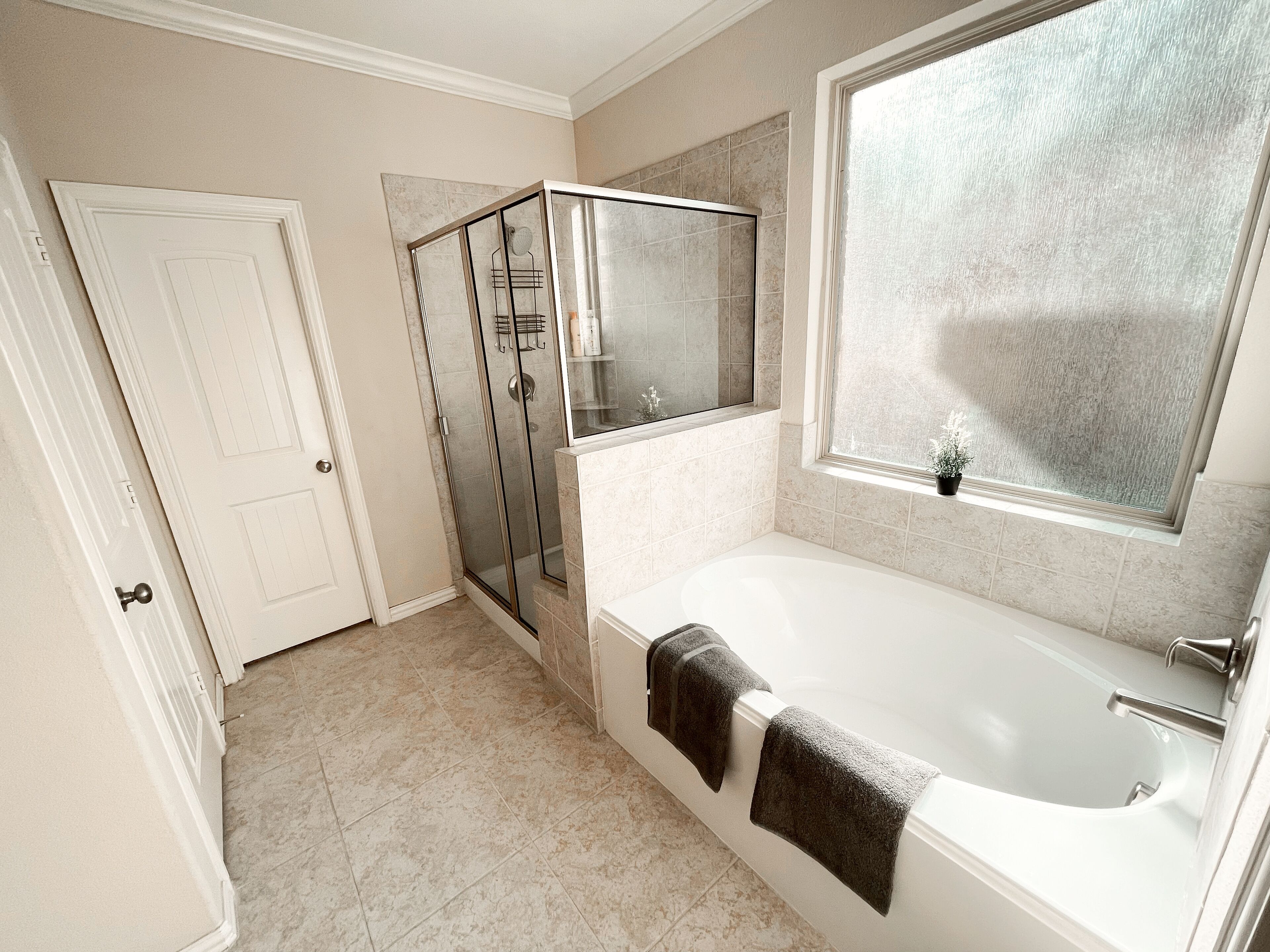 Badewanne, Haartrockner, Handtücher, Seife