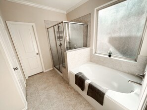 Badewanne, Haartrockner, Handtücher, Seife