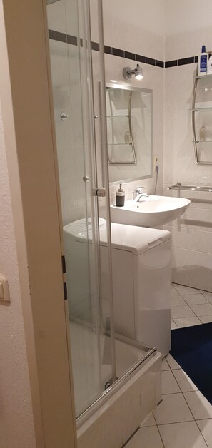 Dusche, Haartrockner, Handtücher, Seife