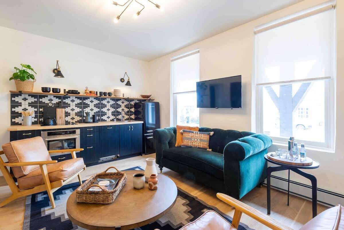 Smart-TV, peis, bøker og kontorer