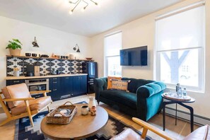 TV connectée, cheminée, livres, espaces bureaux