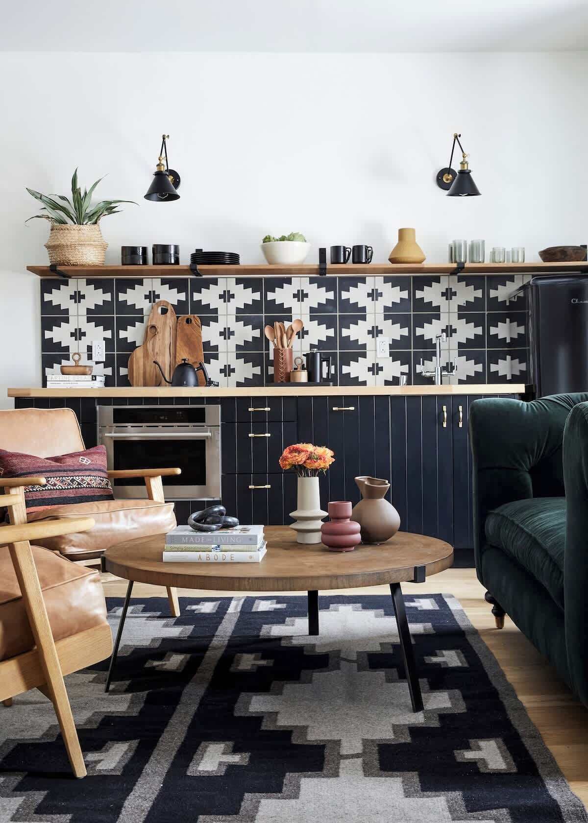 Smart-TV, peis, bøker og kontorer