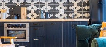 The "Ella-Mila" - Classy 2 Bedroom with en-suites - steps from the Plaza