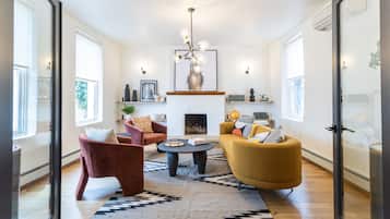TV connectée, cheminée, livres