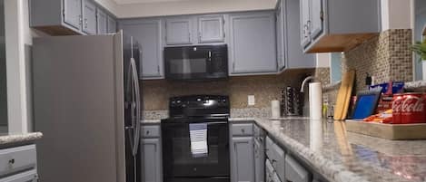 ثلاجة، ميكروويف، فرن، موقد طهي مسطح