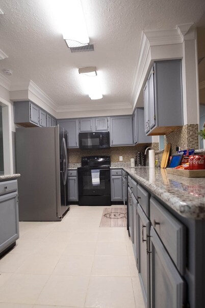 Cozy and Spacious 3 Bedroom Home in Sugarland