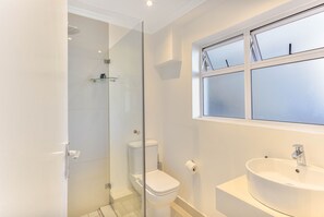 Baignoire, sèche-cheveux, serviettes fournies