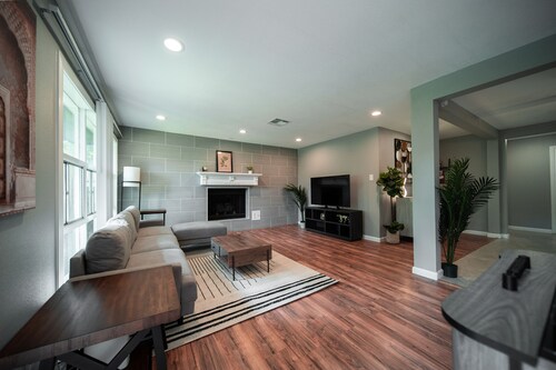 Gorgeous, Cozy, Cheerful 4 Bedroom home in Houston