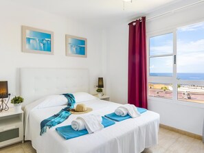 3 bedrooms, iron/ironing board, internet, bed sheets