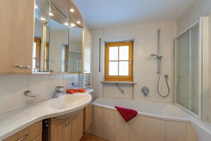 Shower, hair dryer, towels - (06)Two-room vacation apartment, 60 sqm, 2-3 persons, extra bedroom, kitchen and balcony (Reit im Winkl)