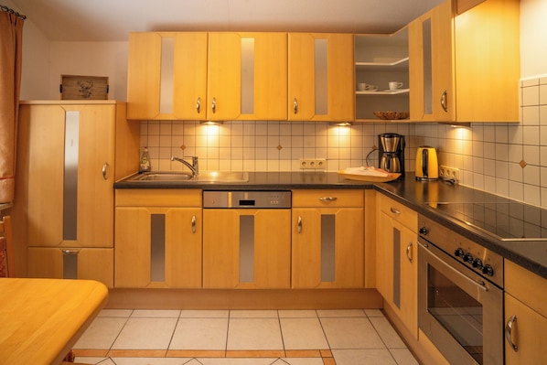 Kühlschrank, Herdplatte, Geschirrspüler