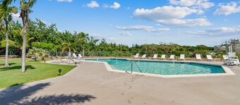 Family Condo with Queen Beds & Ocean Views from 3 Lanais!