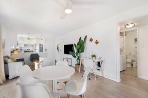Een moderne woonruimte met een eethoek, keuken en badkamer.