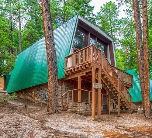 Lazy Dog Lodge - hot tub, dog friendly, wifi