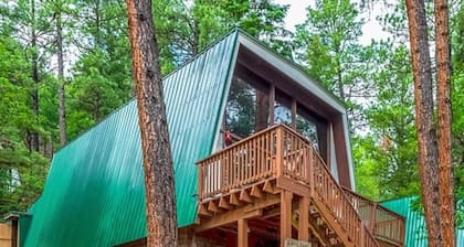 Lazy Dog Lodge - hot tub, dog friendly, wifi