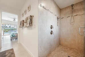 Douche, douche à « effet pluie », sèche-cheveux, serviettes fournies