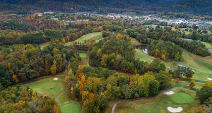 Arcade, Pool Table, Hot Tub, WiFi, Wheelchair Accessible in Smoky Mountains
