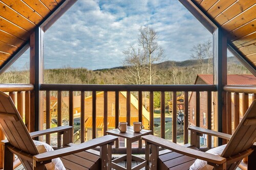 Arcade, Pool Table, Hot Tub, WiFi, Wheelchair Accessible in Smoky Mountains