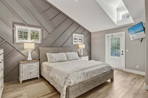 Turtle Tyme: Dog Friendly, Pool, Putting Green, 2 Blocks to Beach by Anna Maria Life