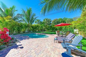 Alberca climatizada y camastros 