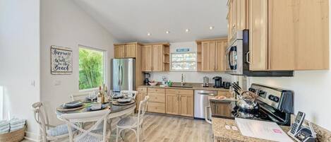 Kjøleskap, mikrobølgeovn, ovn og kokeplater