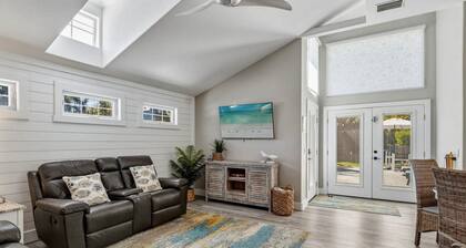 Turtle Tyme: Dog Friendly, Pool, Putting Green, 2 Blocks to Beach by Anna Maria Life
