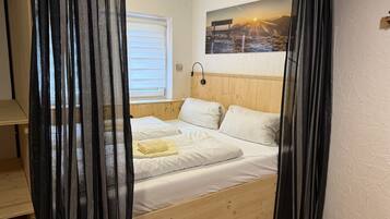 1 bedroom, internet, bed sheets