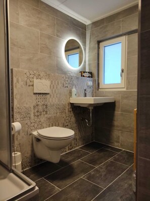 Badewanne, Haartrockner, Handtücher