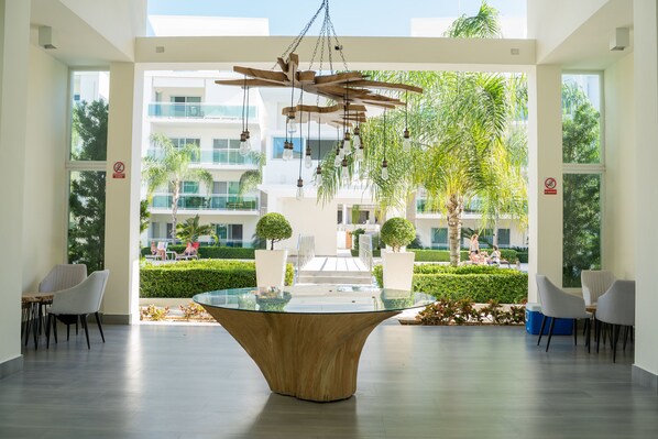 Outdoor dining - Luxurious & Cozy 2BR Condo 5 Minutes Walk to the Beach (Punta Cana)