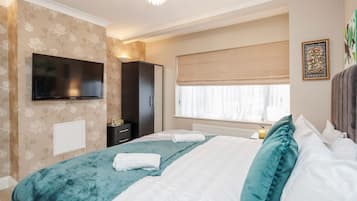 4 bedrooms, desk, iron/ironing board, free WiFi