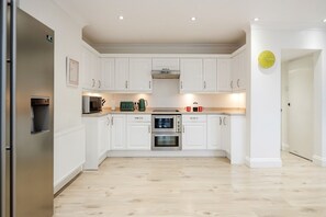 Fridge, microwave, oven, stovetop - 4BD Family and Contractor house in North London with Parking (Enfield)