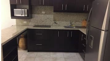 Geladeira, micro-ondas, cooktop, lava-louças