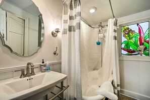 Articles de toilette gratuits, sèche-cheveux, serviettes fournies