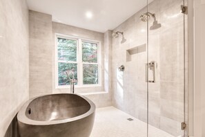 Douche, séchoir à cheveux, serviettes fournies