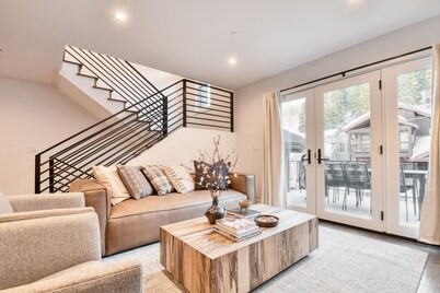 Webster by AvantStay | ⛷️ Central Location w/ Hot Tub and Patio